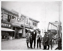 十字屋　創業当初（写真左の店舗）